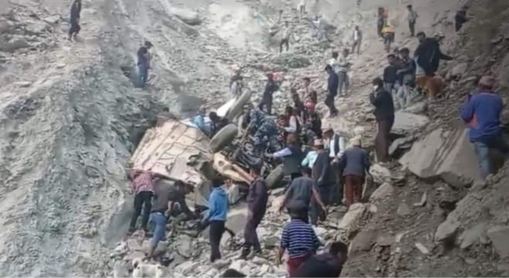 बझाङ्ग जिप दुर्घटना हुदा ६ जनाकाे मृत्यू ।