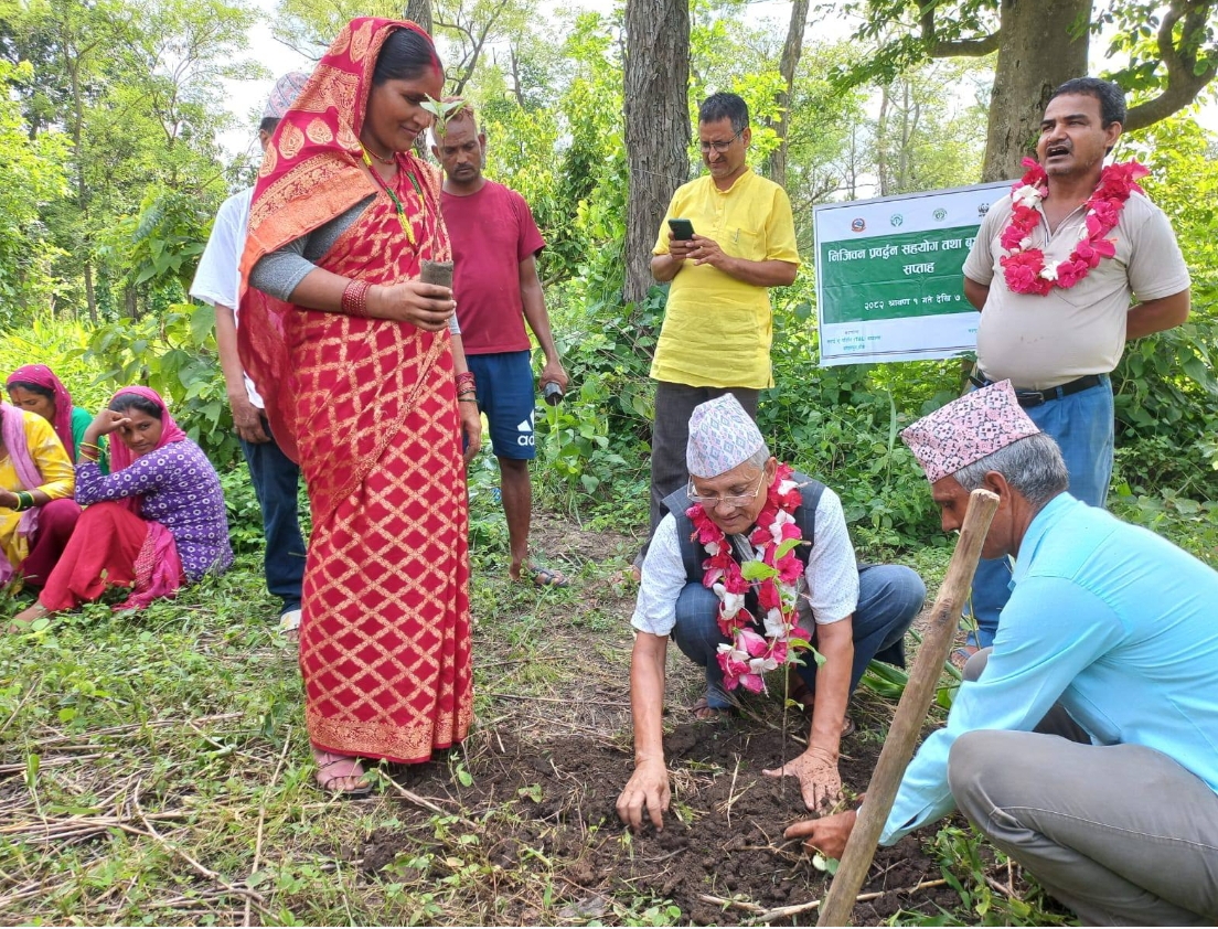 निजीवन प्रवर्द्धन तथा वृक्षारोपण सप्ताह आज तेस्रो दिन ऐश्वर्य सामुदायिक वनमा वृक्षारोपण गरेर मनाइयो।