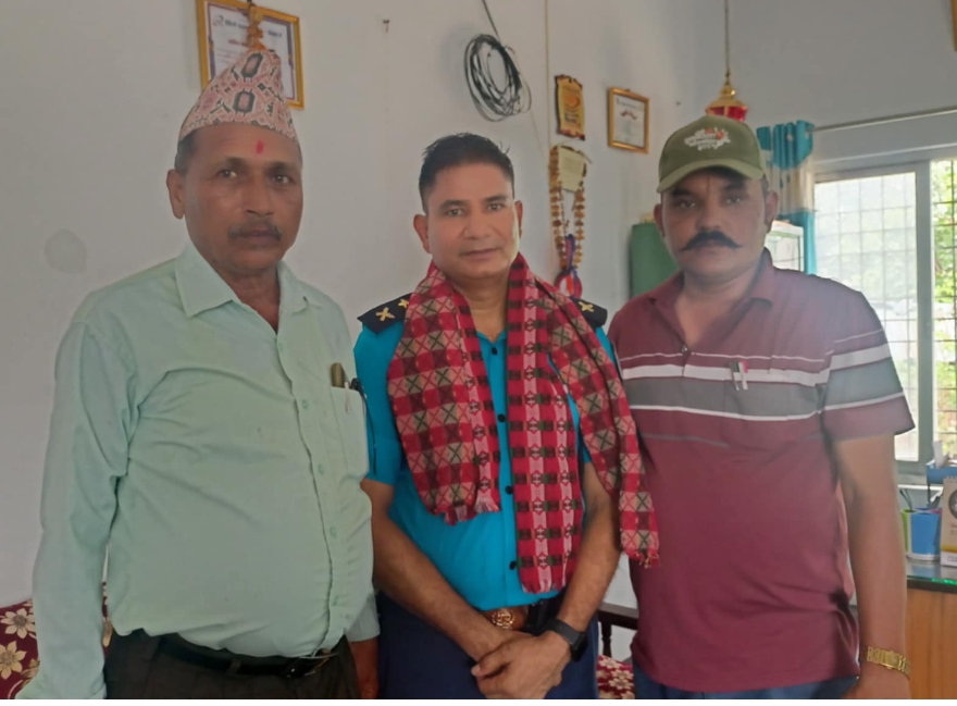 वडा अध्यक्षद्वारा जिल्ला प्रहरी कार्यालय कञ्चनपुरका प्रहरी नायब निरीक्षक बोहरालाई सम्मान