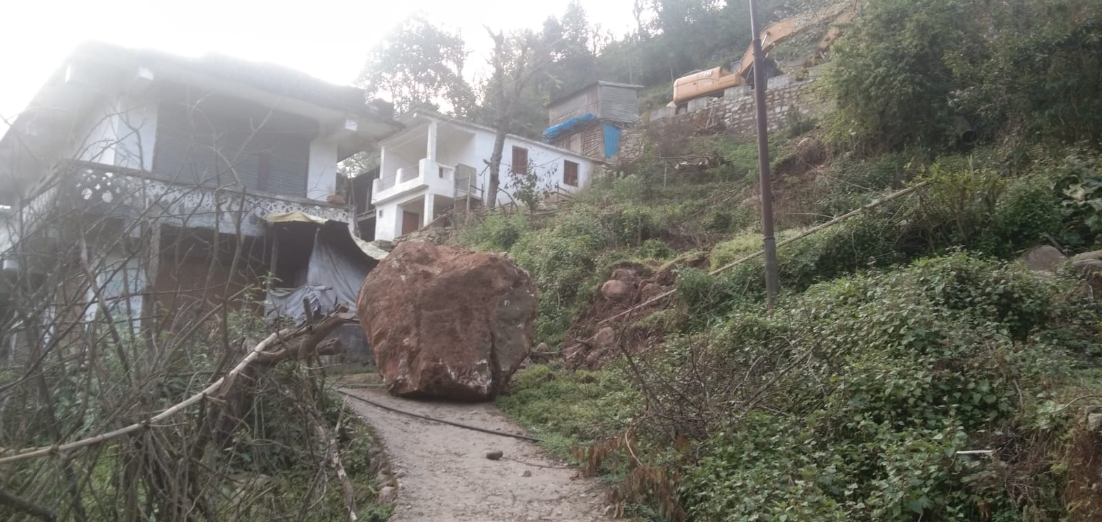 महाकाली करिडोर निर्माणस्थलबाट सुक्खा पहिरो आउँदा जोशीको घर क्षतिग्रस्त