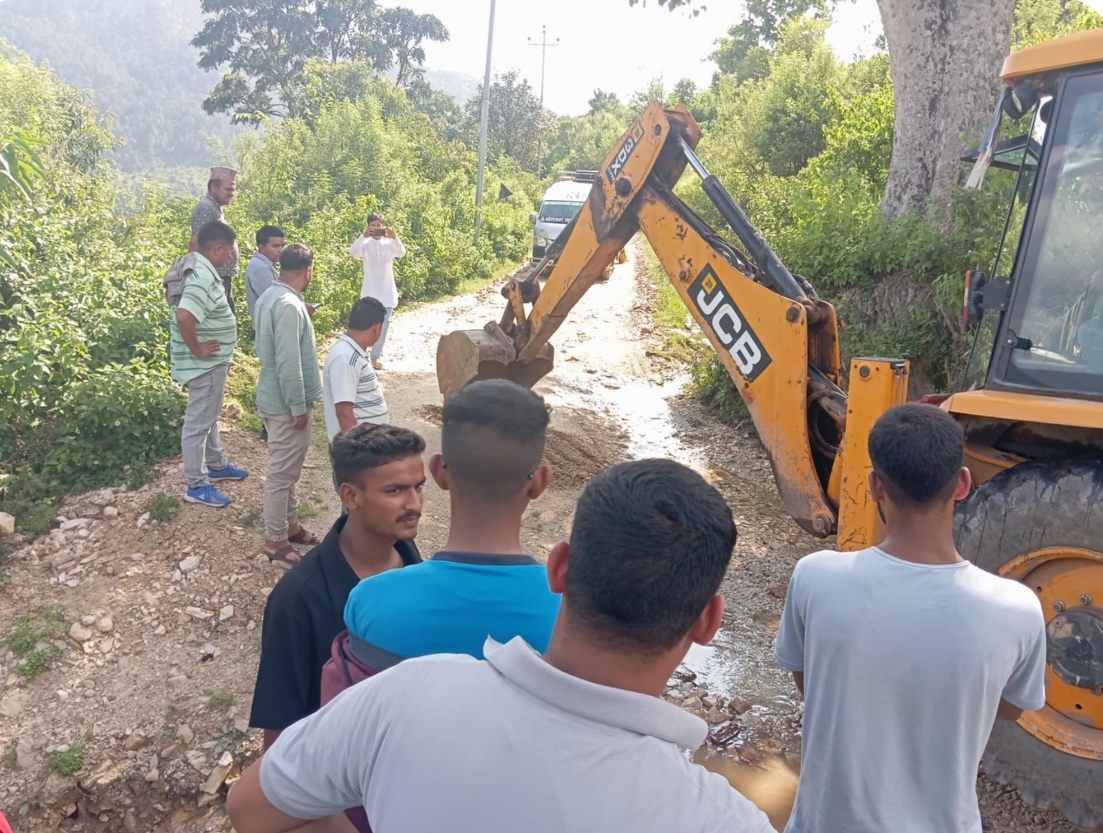 बैतडीका चार पालीका जाेडिने सडक सरकारले मर्मत समेत नगरेपछि नायक मर्मत गर्दै ।