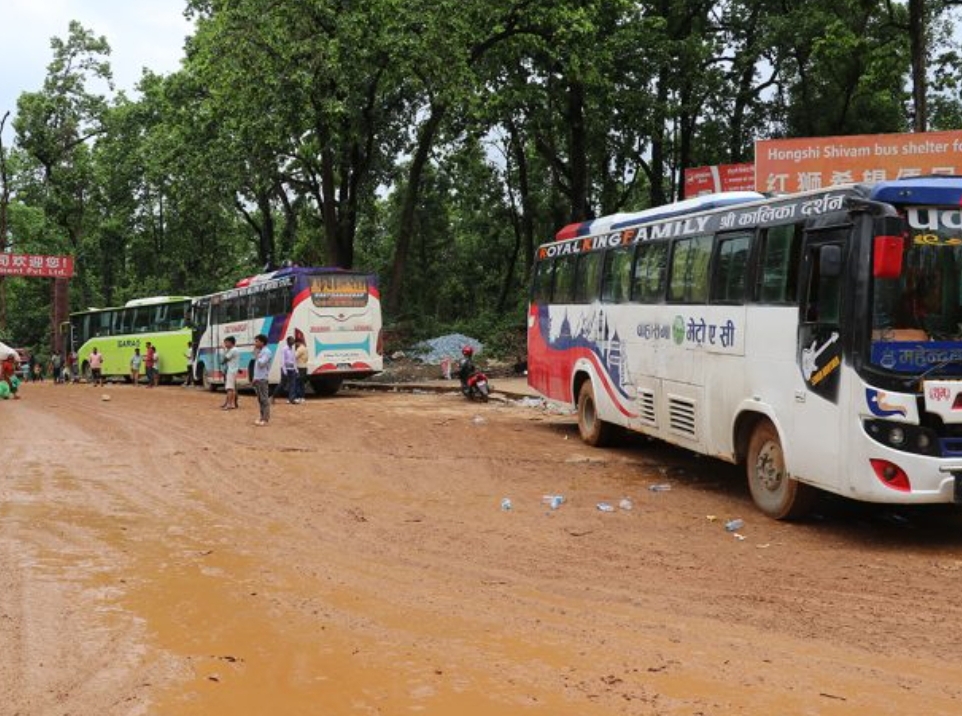 दाउन्ने सडकको दुःख वाट यात्रु र सवारी साधनले कहिले पाउँछन् मुक्ति ?