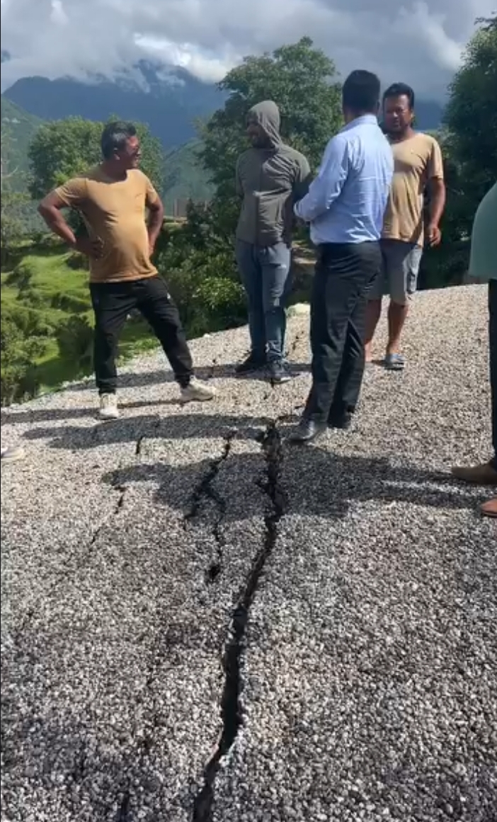 सडक निर्माण गरेको केही दिनमै भत्किन सुरु निर्माण कम्पनी र पूर्वाधार विकास कार्यालयको मिलोमतो थियो ?