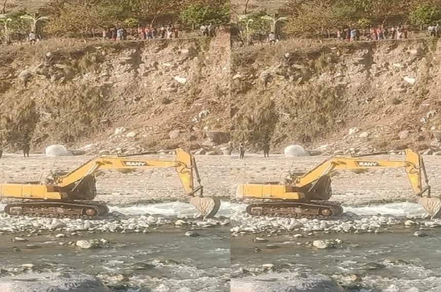 भारतले बलमिच्याई गर्दै महाकालिकाे धार नेपालतर्फ फर्काउदा नेपालतर्फकाे तटबन्ध कटान हुँदै