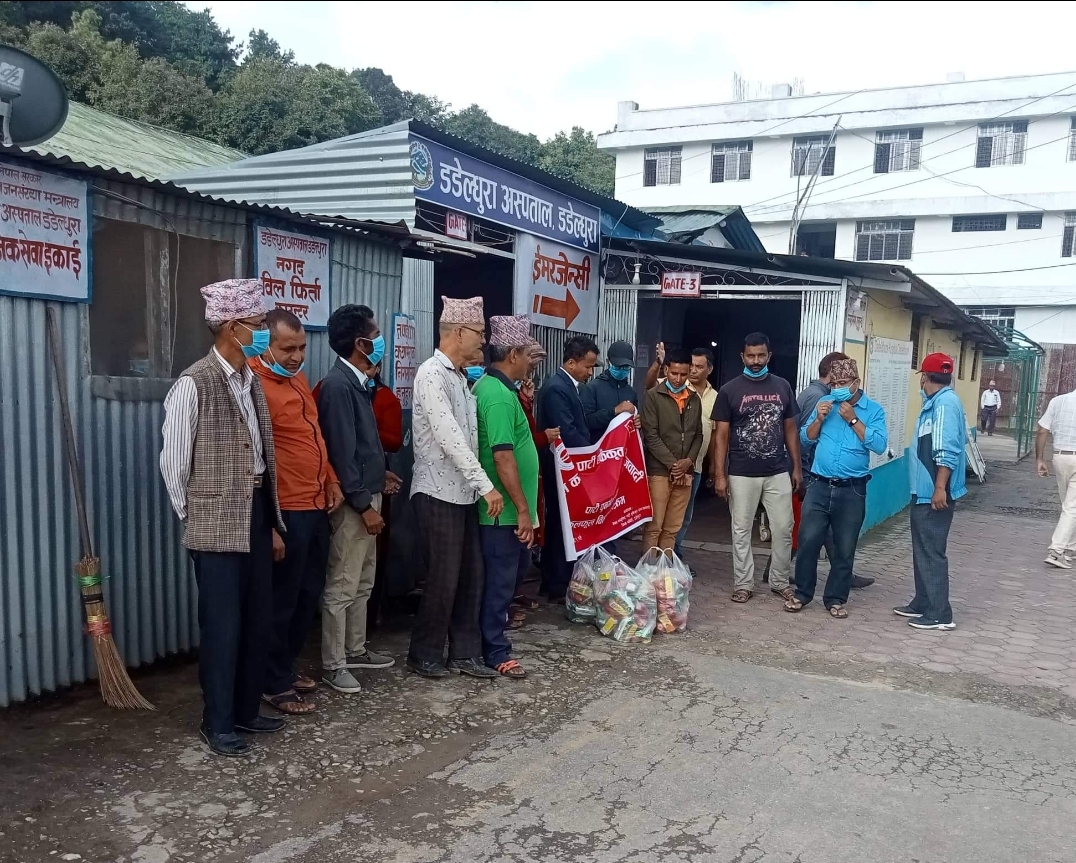 पार्टि पुर्नगठन दिवसमा एकीकृत समाजवादी डडेलधुराले अस्पतालमा फलफुल बितरण ।