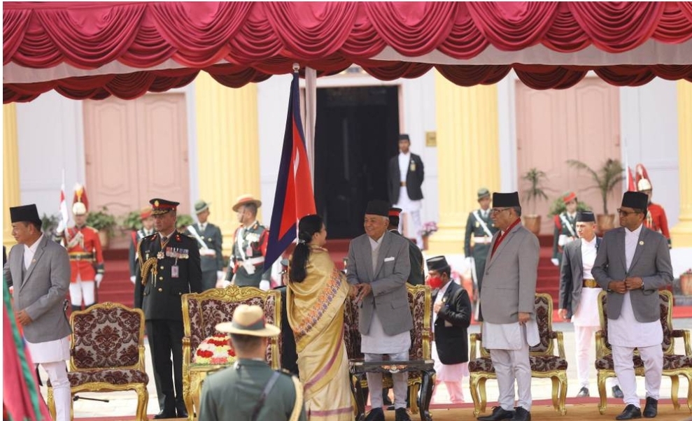 नवनिर्वाचित राष्ट्रपतिले लिए पद तथा गाेपनियताकाे सपथ  । निवर्तमान राष्ट्रपतिलाई धानमन्त्रीले दिए उपहार ।