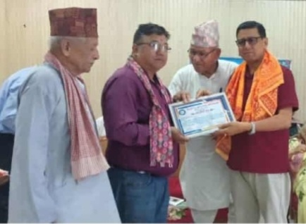सुदुर दर्पणका सम्पादक केसी सम्मानित