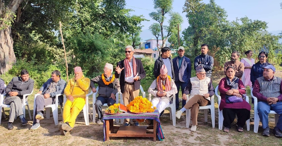 एमाले कार्यकर्ता भन्छन, ‘राजावादी जिताउँनु भन्दा, संघर्षशिल गरिबका छोरा टेकेन्द्र भट्ट जिताउँछौँ’ ।