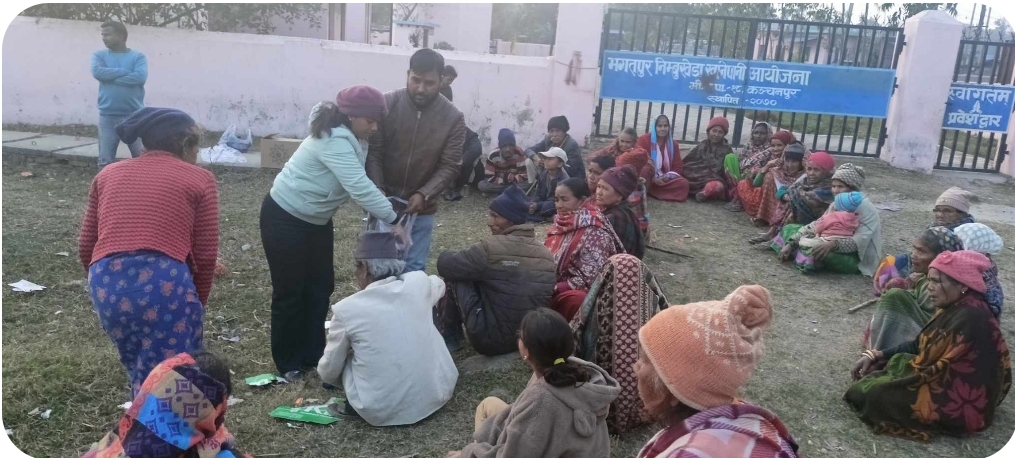 जनयुद्ध दिवस तथा चाैथाे बैवाहिक वर्षगाठमा एक जाेडीले बृद्धबृद्घालाई फलफुल बितरण गरेर मनाए ।