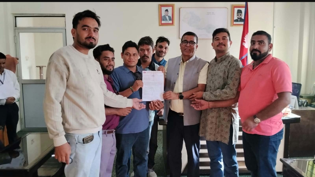 मापदण्ड विपरित विद्यालय बस, कालोबजारी, तस्करी नियन्त्रण गर्न प्रशासन लाई क्रान्तिकारीको ज्ञापन