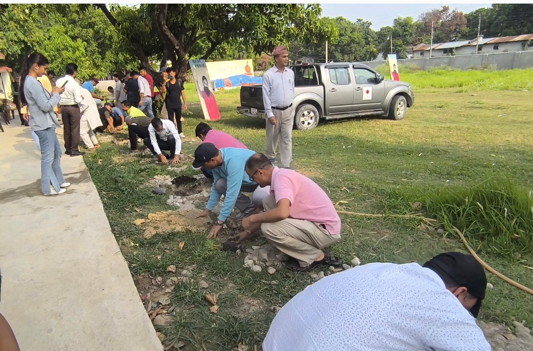 हाम्राे भूमि हाम्राे भविष्य भन्ने नारा सहित बिरुवा राेपेर मनाइयाे वातावरण दिवस