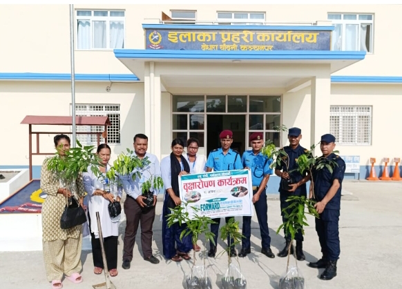 प्रहरी कार्यालय दोधारा चाँदनीमा फरवार्ड लघुबित्त बित्तियद्धारा बृक्षरोपण