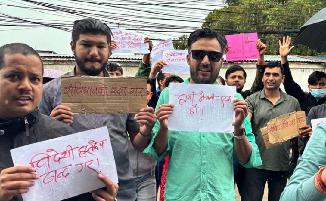 नेविसङ्घ उत्रियो सडकमा