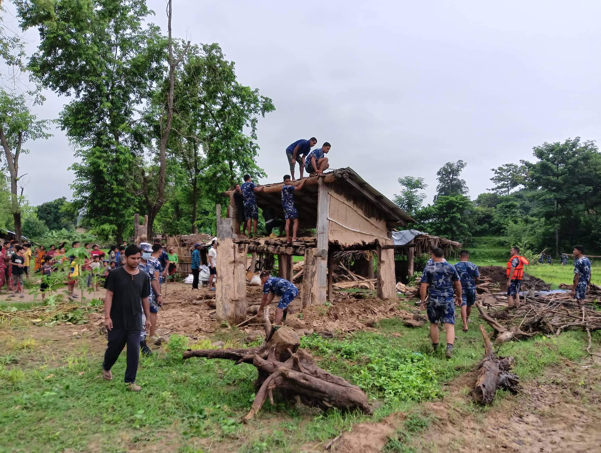 चौधर नदीको सार्की टोलमा वितण्डा ! ‘चुनावका बेला शिर टाउँकोमा राखेर भोट माग्न आउने जनप्रतिनिधी विपद्का बेला गायब’