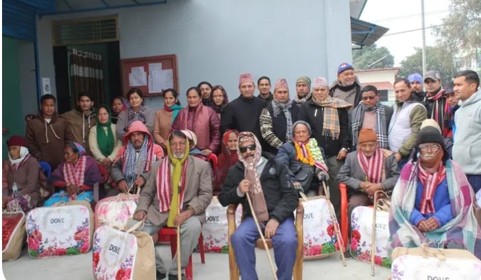 चिसोबाट बच्न वडाध्यक्ष खत्रीले दिए वडाका जेष्ठ नागरिकलाई न्यानो कपडा ।