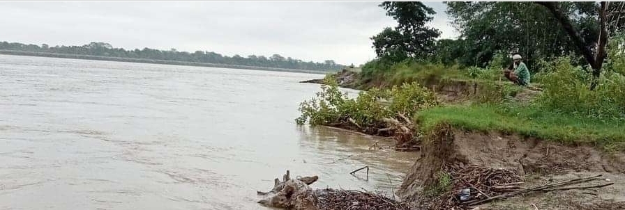 दाेधारा चाँदनीमा महाकालीले बगायाे तटबन्ध, स्थानिय त्रसित ।