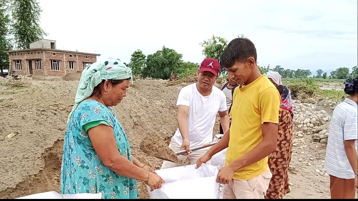 मेयर लिम्बु र वडाध्यक्ष रोकाया सहित अस्थाइ तटबन्ध बनाउन कस्सिए सुन्दरनगरवासि