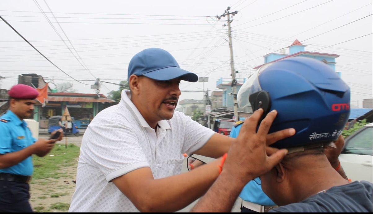 दोधारा चाँदनीमा हेल्मेट प्रयोग नगर्ने दुई पाङग्रे सवारी साधन प्रयोगकर्तालाई ‘हेल्मेट’ उपहार