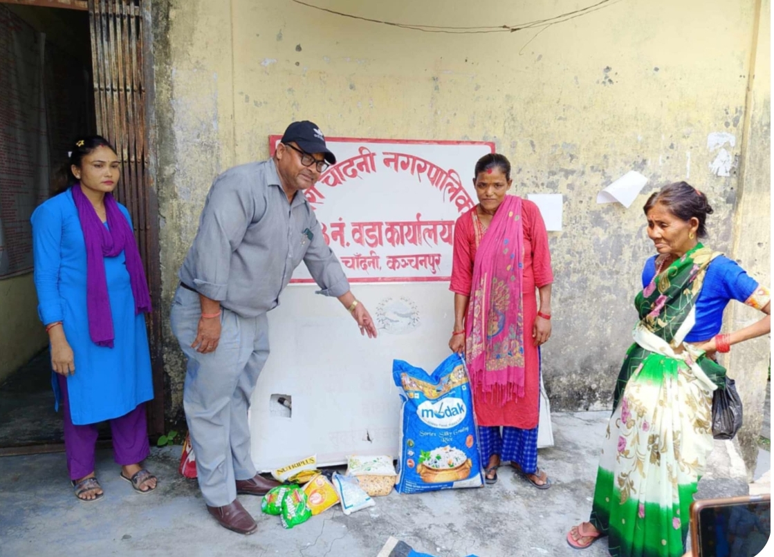 वडा अध्यक्षले गरे बिपन्न लाई खाध्यान्न सहयाेग