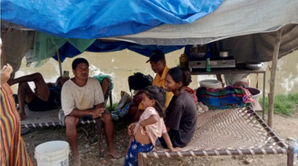 बर्खा लागेपछि घर छोडेर सामुदायिक वनमा बास बस्न बाध्य ।