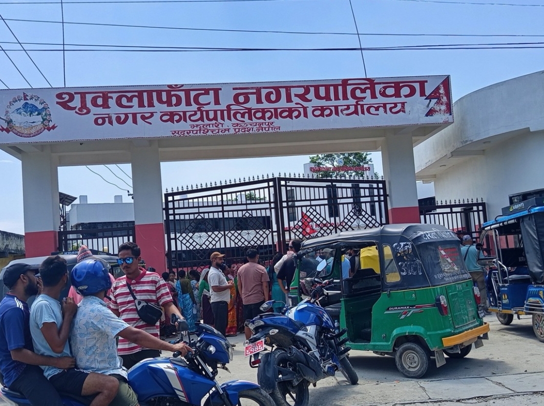 कल्भर्ट भत्किएको दुई वर्षमा समेत निर्माण नहुँदा स्थानीयले गरे शुक्लाफाटा नगरमा तालाबन्दी ।