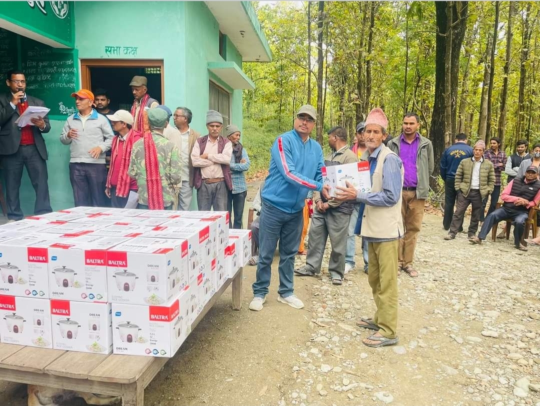 दाउरामाथिकाे निर्भरता घटाउन बिधुतिय राईसकुकर बितरण, पर्यावरण जाेगाउन मदत्त पुग्ने ।