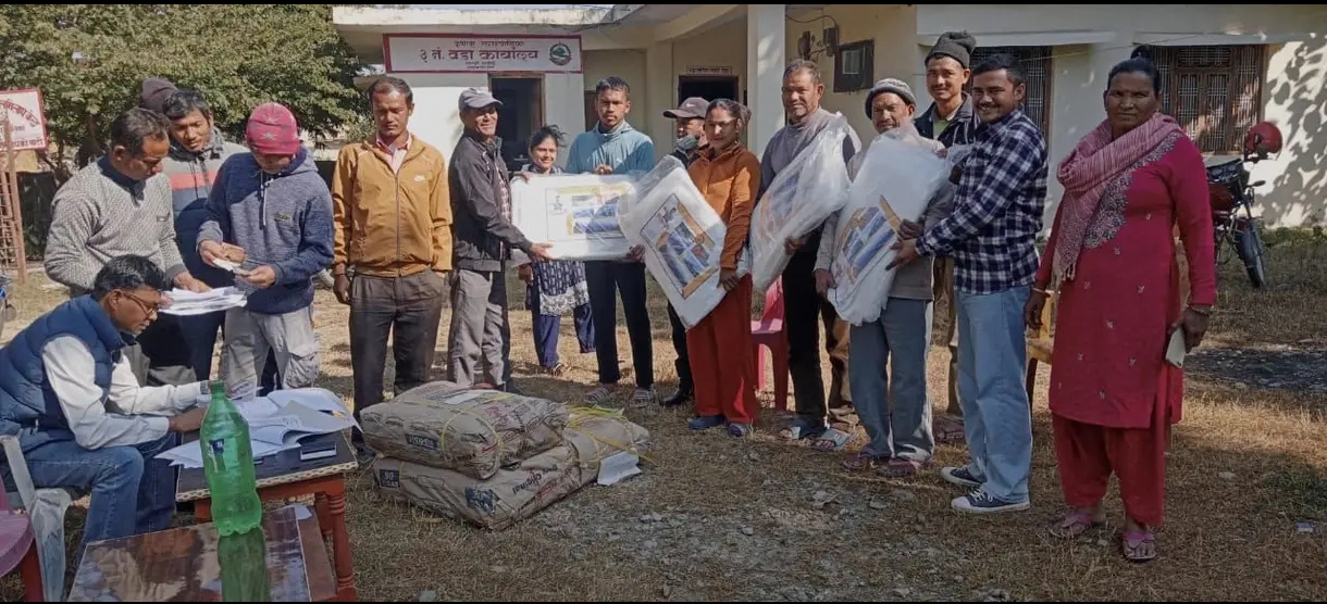 कृष्णपुर-३ मा किसानहरुलाई ७३ थान प्लास्टिक टनेल वितरण