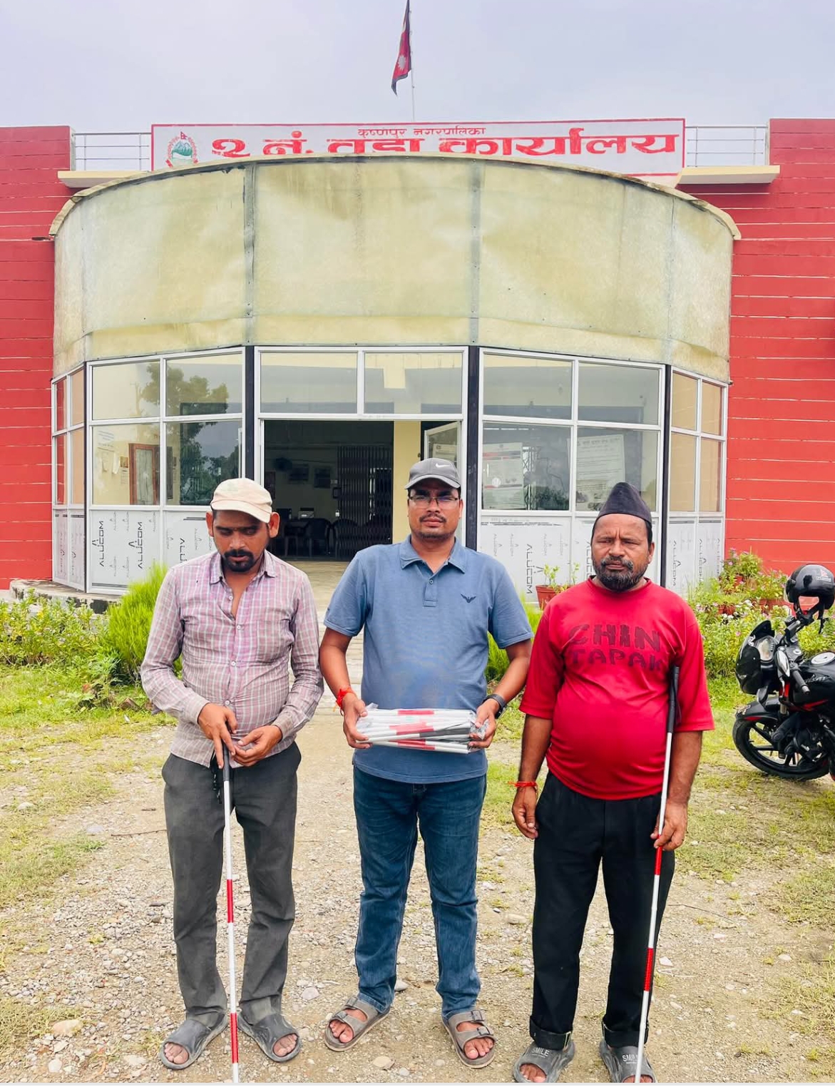 दृष्टिविहीनहरूलाई बाटो पहिल्याउन वडा अध्यक्ष साउदले दिए छडी