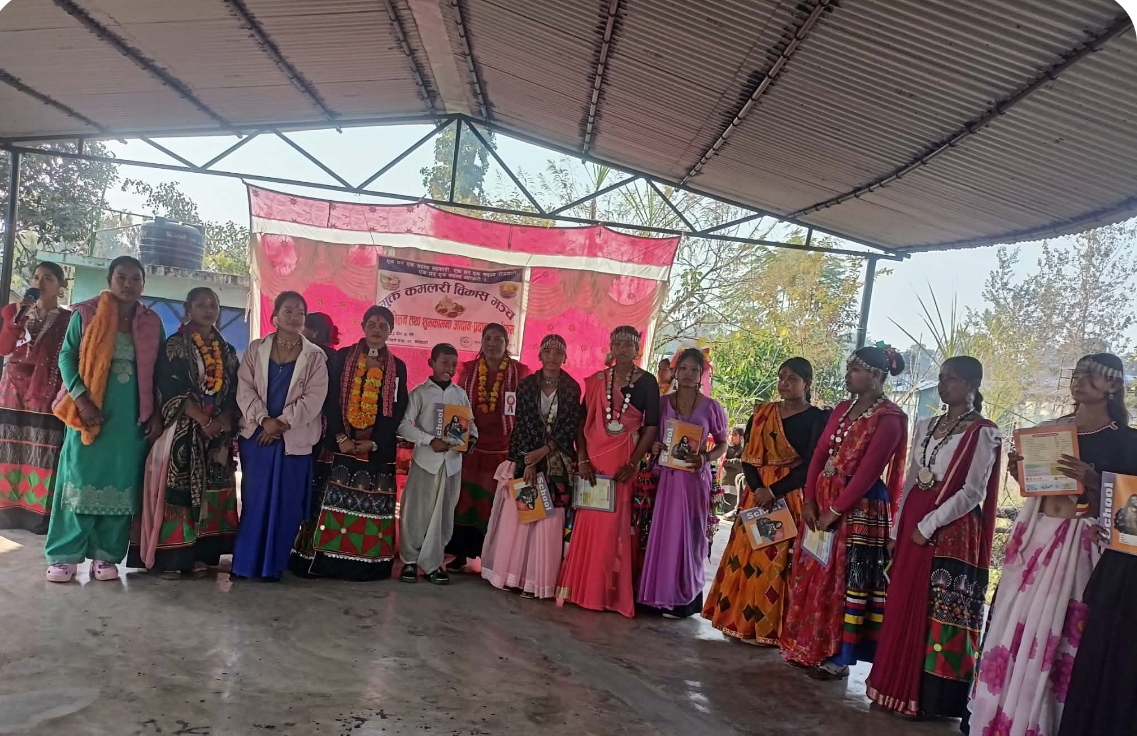 मुक्त कमलरी मञ्चको माघी मिलन तथा शुभकामना आदानप्रदान कार्यक्रममा लुगा र शैक्षिक सामग्री वितरण