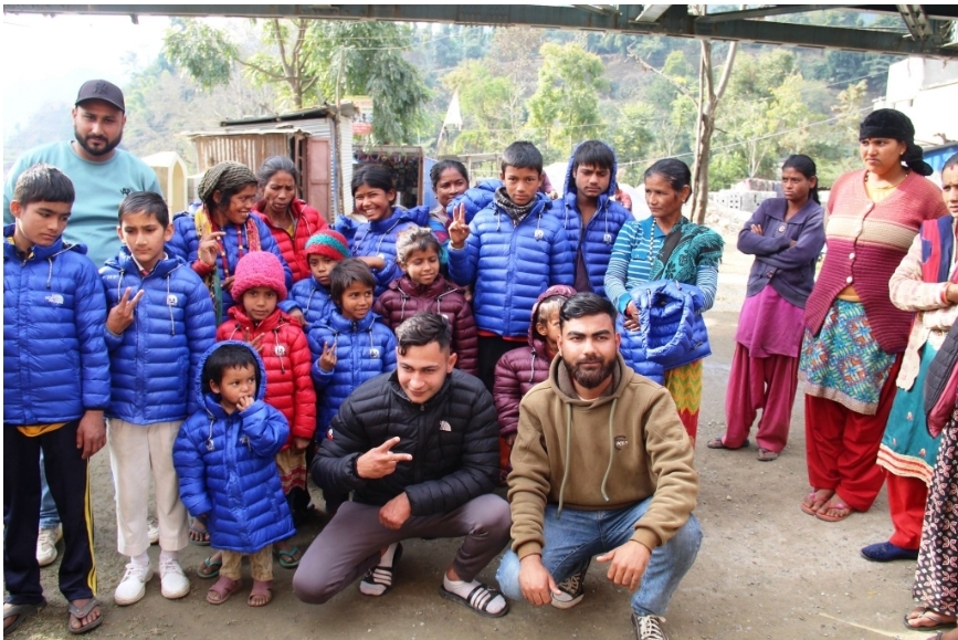 प्रधानमन्त्री संग चुनाव लडेका सागर ढकालले बिपन्न बालबालिका लाई बाडे जकेट ।