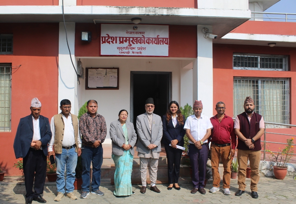 राष्ट्रिय दलित आयोगले सुदूरपश्चिम प्रदेश प्रमुखलाई बुझाए प्रतिवेदन ।