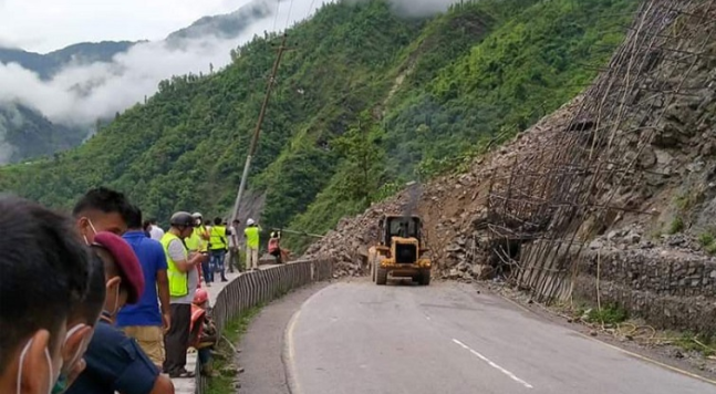 मुग्लिनमा पहिराे खस्दा सडक अबरुद्ध