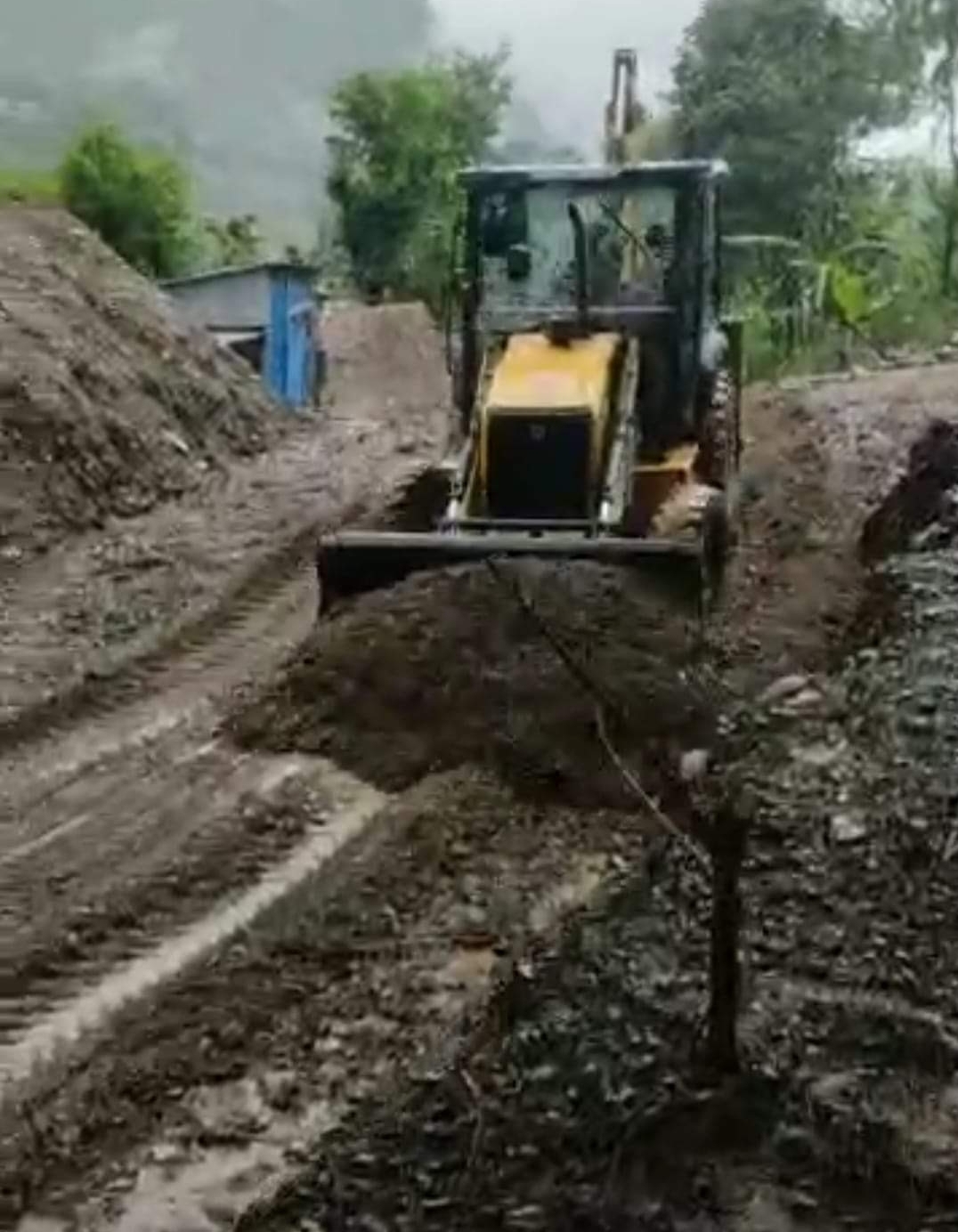 दार्चुलाकाे पहिराेले महाकालि राजमार्ग अबरुद्ध, खुलाउन प्रयास हुँदै ।