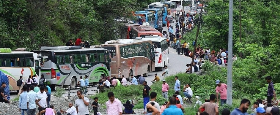 चितवनमा पुन: राजमार्ग अवरुद्घ हजाराै साधन र यात्रु अलपत्र ।