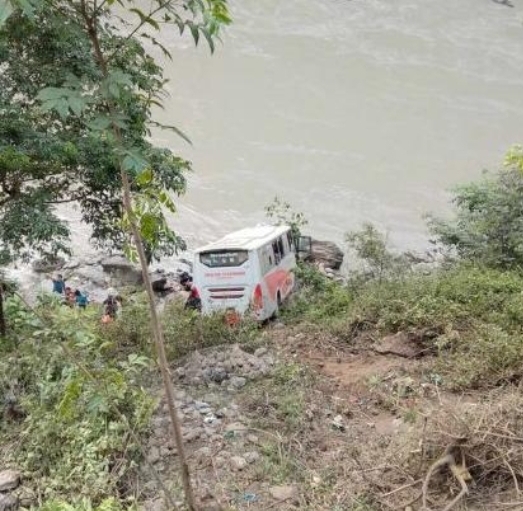 कार र बस ठाेक्किद बस त्रिसुलि तिरमा, १७ जना घाईते