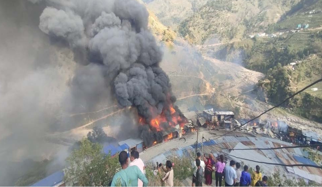 बाजुरामा भीषण आगलागि १६-१७ पसल जलेर नष्ट