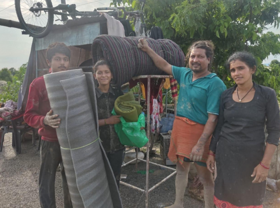 डुवानमा परेका चेतरामलाई मन्त्रका निर्देशक राेकायाकाे सहयाेग