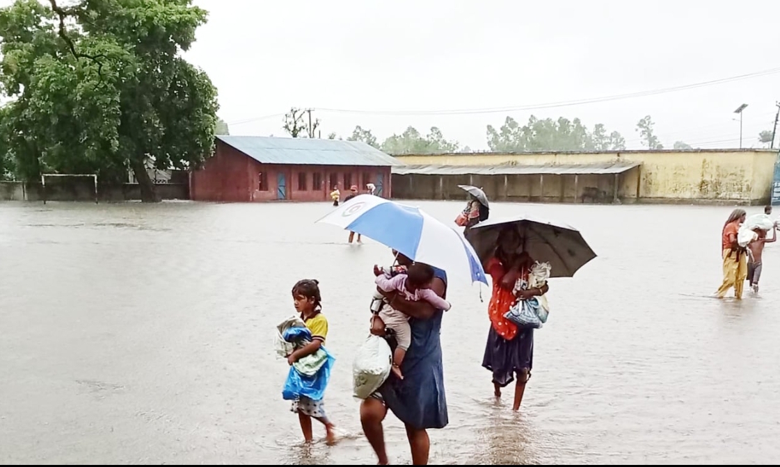 मौसममा सुधार भए संगै दोधारा चाँदनीका बाढी पिडित घर फर्कदै, ७४ घरपरिवार अझै बिद्यालयमा बास