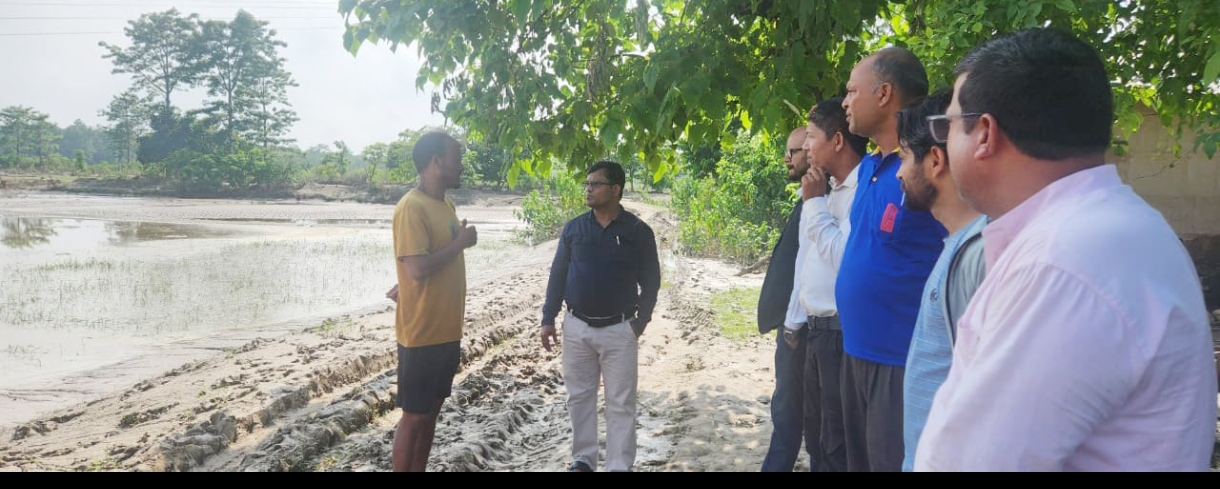 दोधारा चाँदनीको बाढी ग्रस्त बस्तीमा पुगे मन्त्री सरल, स्वास्थ्य सामग्री समेत हस्तान्तरण गरे