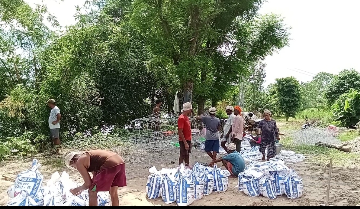 दोधारा चाँदनीको सिमा क्षेत्रको अठार नम्वर पिल्लर बस्ती जोगाउन अस्थायी तटबन्ध निर्माण