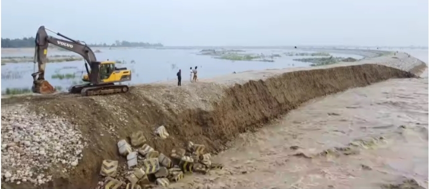 महाकाली चार लेनकाे पाेखरिकाे २ सय मिटर तटबन्ध बगायाे