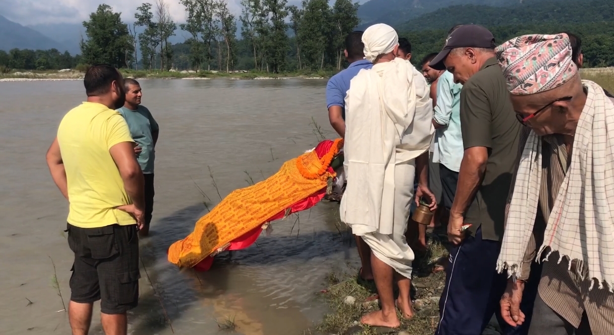 ३४ दिन सम्म फर्किने आशामा बसेको परिवार, अन्ततः कुशको शव बनाएर प्रेमको अन्तिम संस्कार