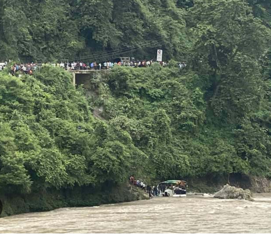 पहिराेमा परेर त्रिशुलीमा २ बस वेपत्ता, बसमा ६५ जना सवार थिए ।