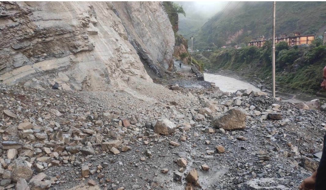 ठड्या भिरमा पहिरो खस्दा महाकाली राजमार्ग अवरुद्ध