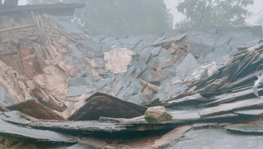 चैतमा घरमाथि जिप खसेको गिरीको घर साउनमा भत्कियो