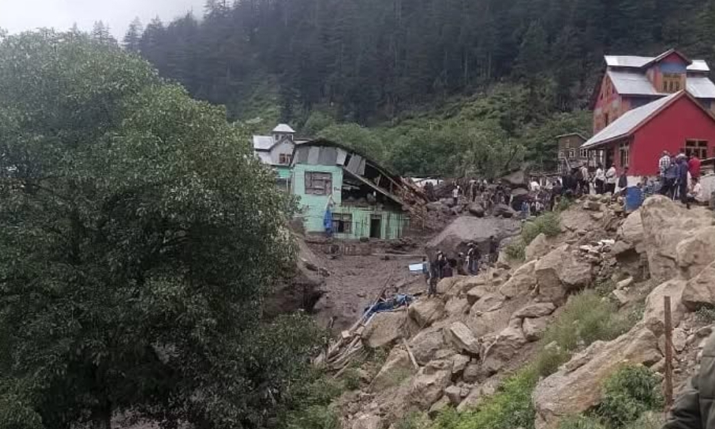 लगातारको वर्षाले शैल्य शिखरमा वैशाखमा निर्माण सम्पन्न भएको जोशीको घर भत्कियो।