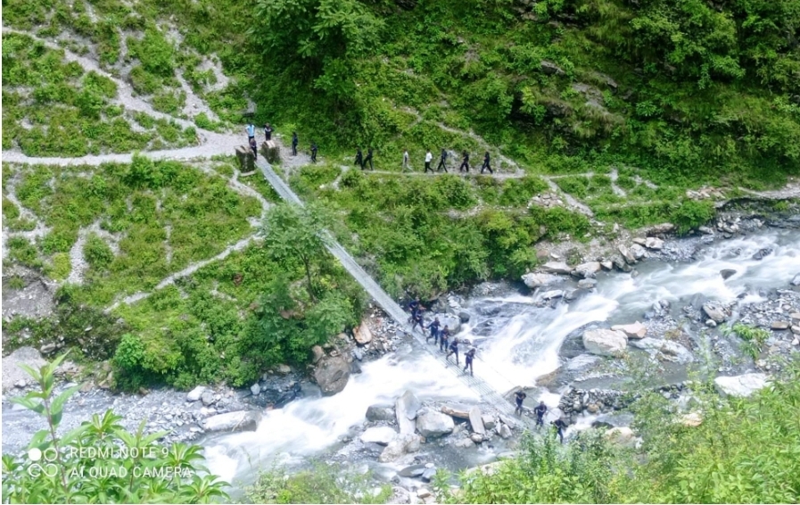 दार्चुलामा खाेलाले बगाउदा १ घाईते १ बेपत्ता, बेपत्ताकाे खाेजि हुँदै ।