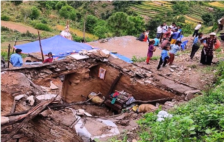 बैतडिमा घर भत्किदा एक वालिकाकाे मृत्यू , दुई घाईते ।