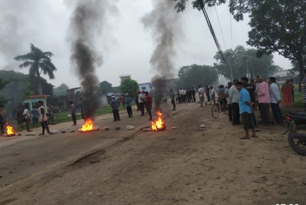 महेन्द्रनगर गड्डाचाैकि सडक खण्डमा चक्काजाम, कार्वाहि र क्षतिपुर्तिकाे माग ।