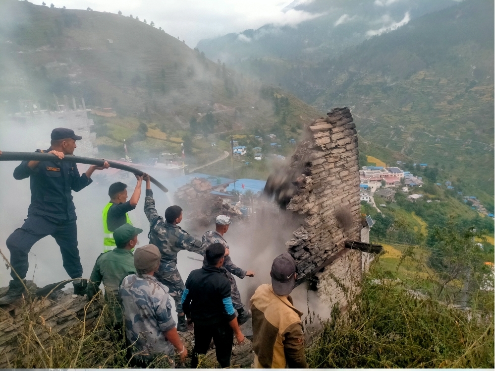 गमगढिमा भिषण आगलागी घरहरु जलेर नष्ट ।